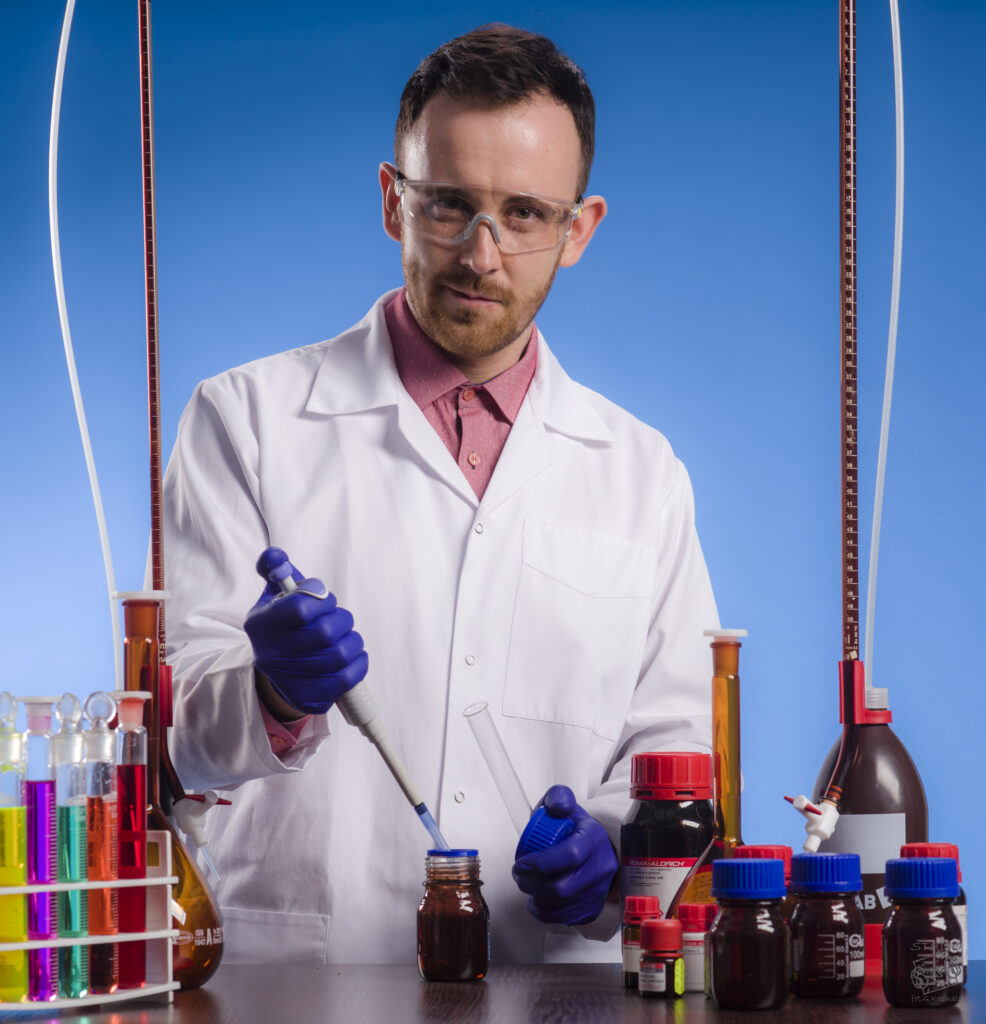 Mężczyzna z chemikaliami